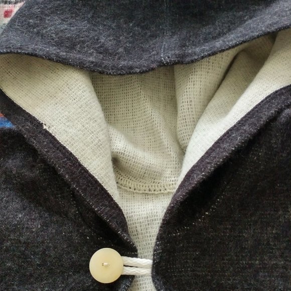 HANDMADE ALPACA WOOL REVERSIBLE HOWLING WOLF  HOODED PONCHO - Picture 5 of 6